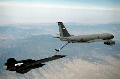 61-7956 KC-135T refuels SR-71B in 1995